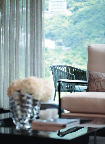 تفصيل من جلسة الصالون قرب الشرفة