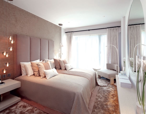 غرفة النوم الرئيسية اشكال بسيطة والوان ناعمة