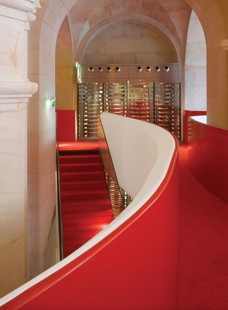 الممرات والسلالم الموصلة بين الطابقين