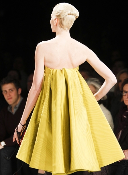 Laurent Philippon في عرض رالف روتشي: 50  عارضة وتسريحة معقّدة!