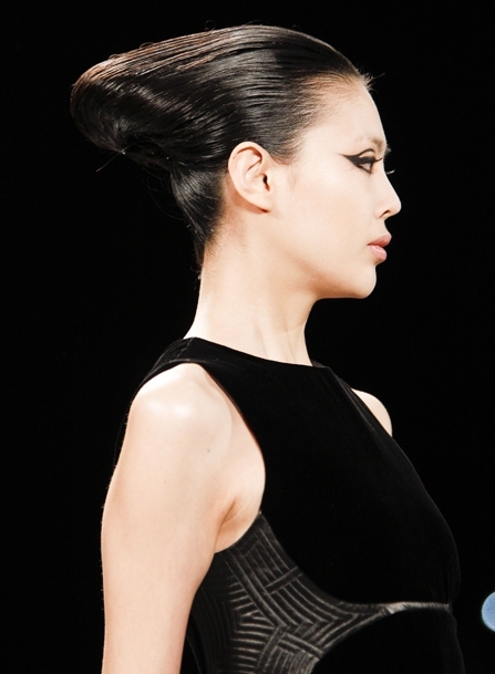 Laurent Philippon في عرض رالف روتشي: 50  عارضة وتسريحة معقّدة!