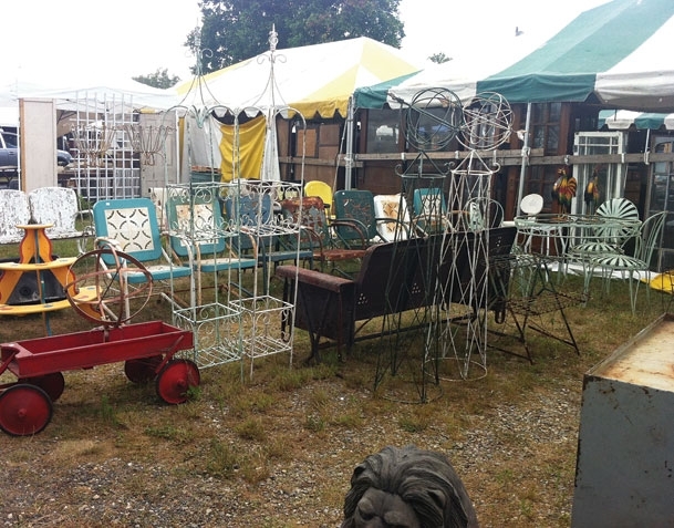 معرض بريمفيلد Brimfield Antique show في ماساشوتس 