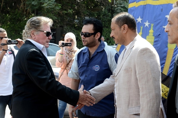 حسين فهمي يقدم العزاء