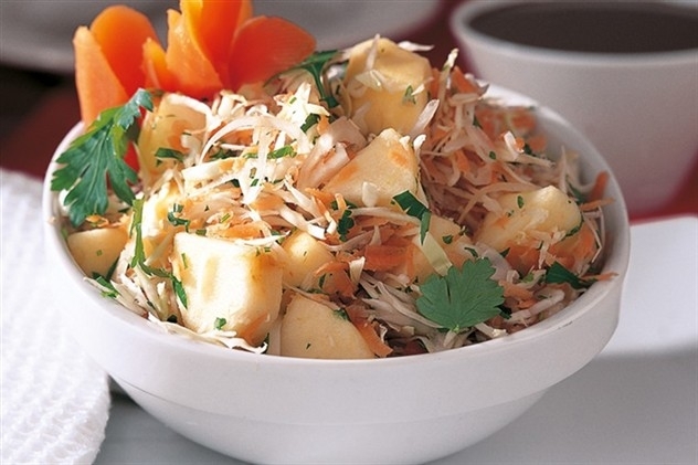 سلطة الملفوف والبصل والجزر