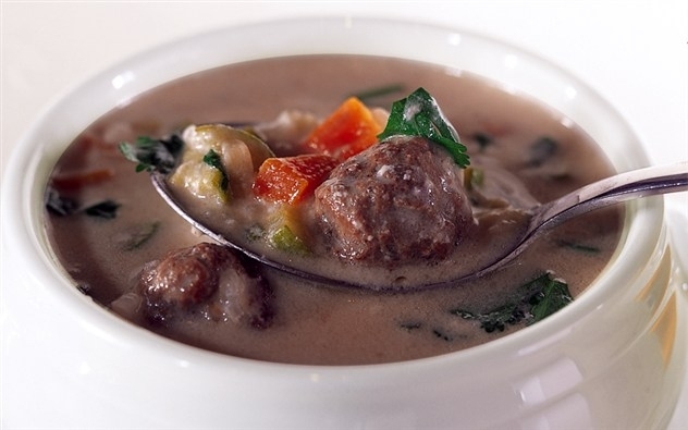 حساء اللبن والخضار مع كرات اللحم