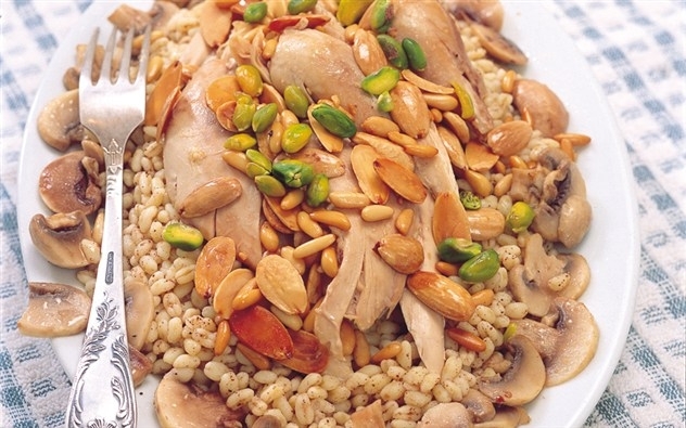 القمح مع الدجاج والمكسرات