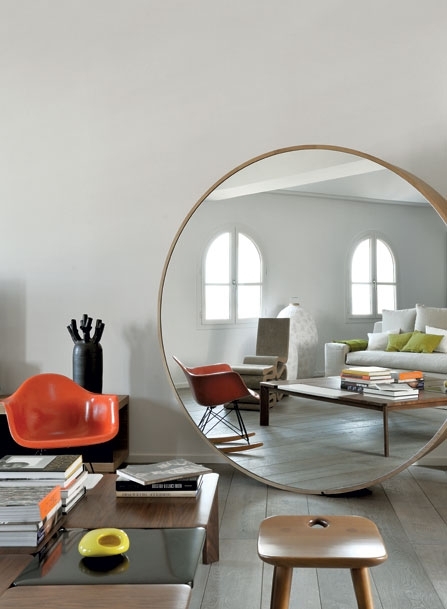 ركن من الصالون تحتله مرآة عملاقة