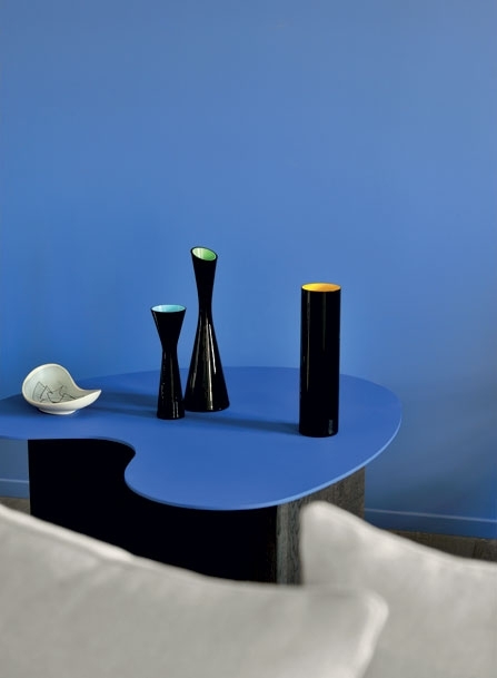 طاولة مبتكرة  من الخشب والمعدن المطلي بالأزرق