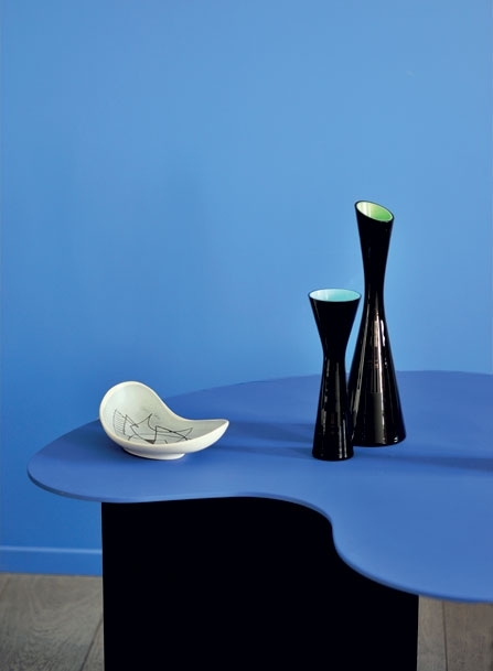 تفصيل من الطاولة المبتكرة  من الخشب والمعدن المطلي بالأزرق