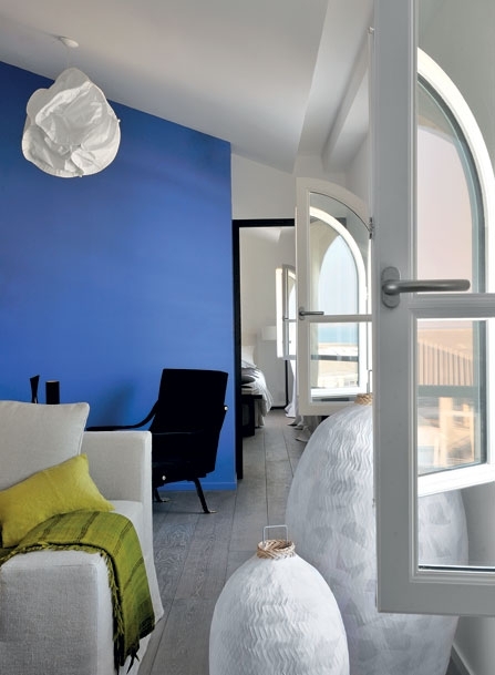 ركن من الصالون تحتله اكسسوارات طريفة