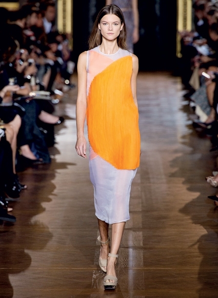 فستان برتقالي يتداخله اللون الأبيض من Stella McCartney