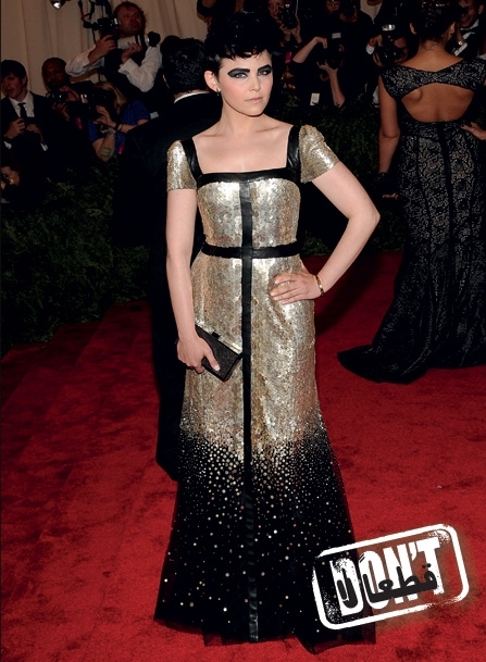 الأسود مع الذهبيّ في هذا الفستان كارثة، والكارثة الأكبر ماكياج جنيفر غودوين!