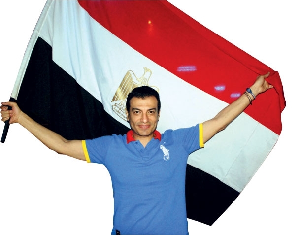 إيهاب توفيق يرفع علم مصر