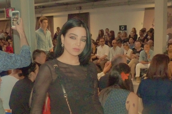 الزميلة مايا بنّوت في عرض Ermanno Scervino لربيع وصيف 2014 في ميلانو.