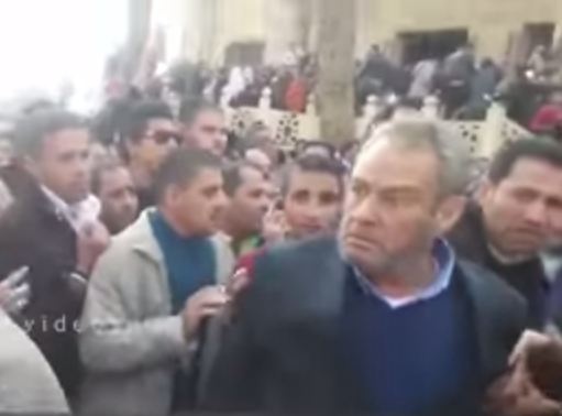 بالفيديو- فاروق الفيشاوي يصرخ ويدفع الحشود في مأتم فاتن حمامة
