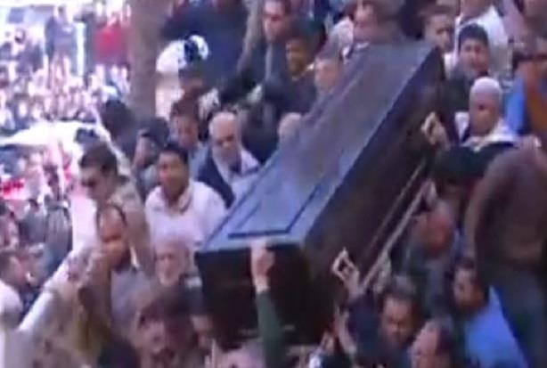 بالفيديو: المخدرات وراء سقوط نعش فاتن حمامة!