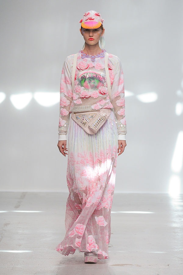 عرض Manish Arora لربيع وصيف 2015