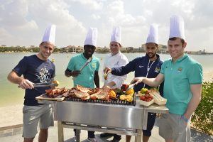 نجوم مانشستر سيتي يتدربون على شواء سرطان البحر في أبو ظبي