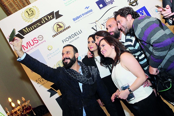 قصي خولي و«سيلفي» مع الزملاء