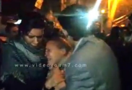 بالفيديو- والدة المقتولة شيماء الصباغ تنهار عند خروجها من المشرحة، وتفاصيل موت شيماء
