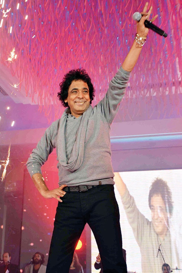 محمد منير يشارك في مواجهة سرطان الثدي