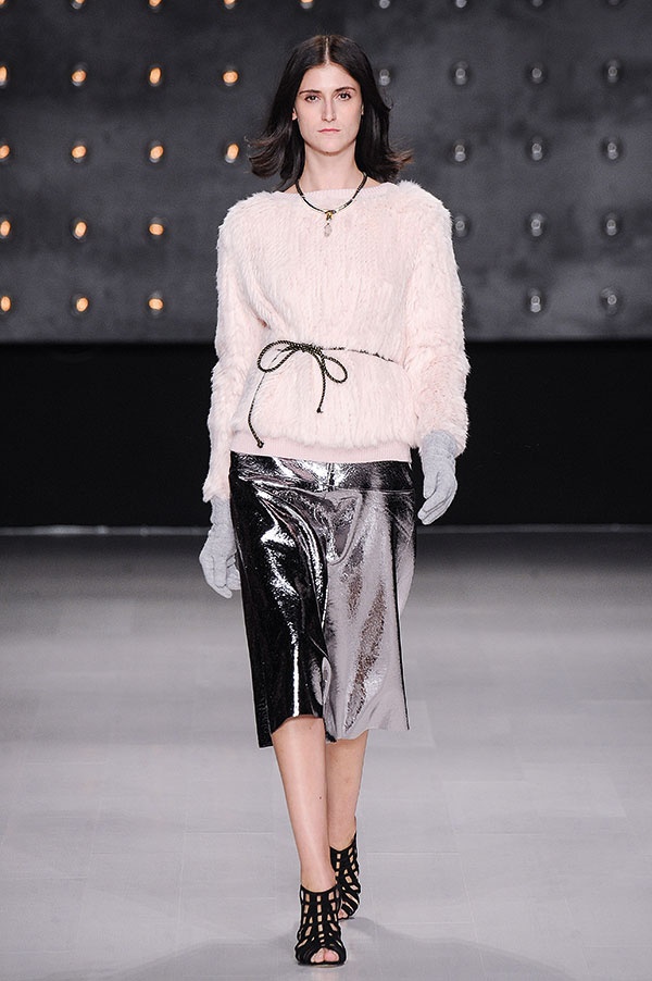 التنورة المعدنيّة: مصنوعة من  قماش معدني أو مطرزّة بالخرز والباييت