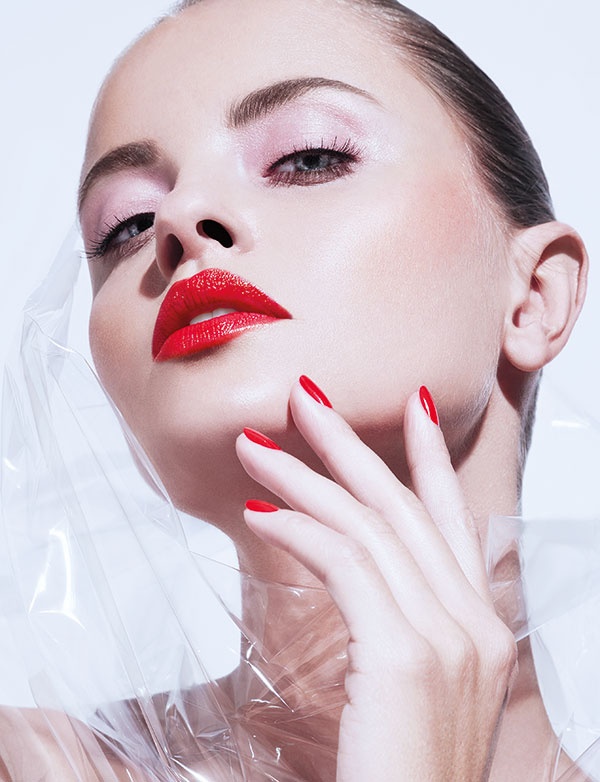 تفتح ربيعي حقيقي حيث الظلال الليلكية والخضراء والوردية والحمراء تجعل الوجه مشرقاً بألوانها النضرة... أهلاً بك في عالم ألوان ديور...