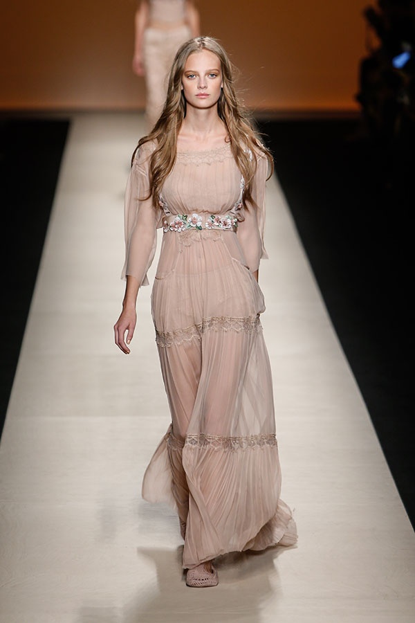 عرض Alberta Ferretti لربيع وصيف 2015