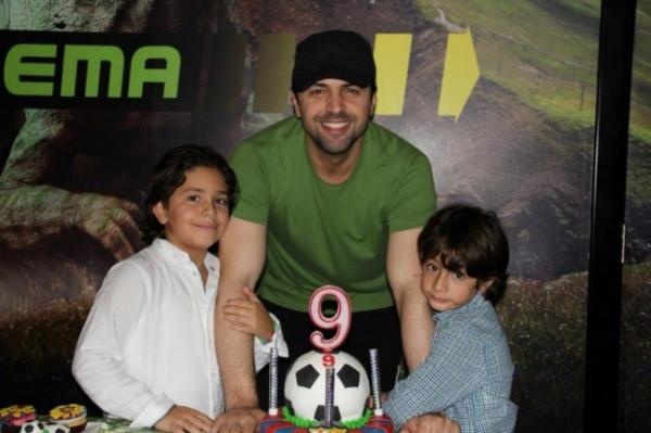 بالصور: تيم حسن يلهو مع طفليه في تركيا، فهل سافرت معهم ديما بيّاعة؟