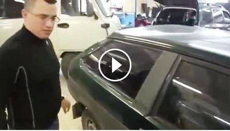 بالفيديو - كيف تفتح باب سيارتك في حال نسيت المفتاح داخلها؟؟