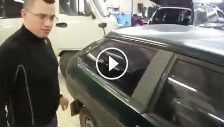 بالفيديو - كيف تفتح باب سيارتك في حال نسيت المفتاح داخلها؟؟