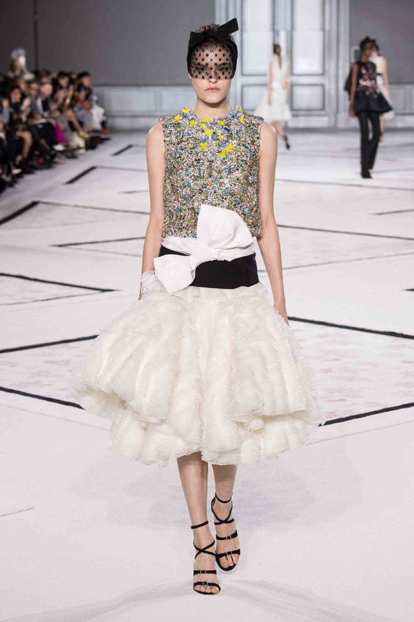 عرض Giambattista Valli للأزياء الراقية من باريس