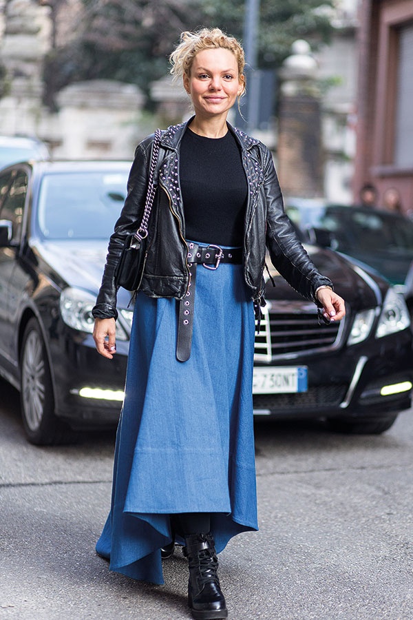 مع تنورة أو فستان طويل لطلّة بوهيميّة.
