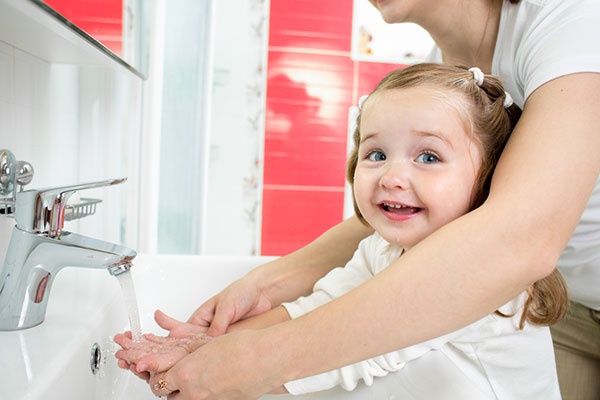 بعكس ما تتوقعين، هذه الجراثيم تفيد طفلك!