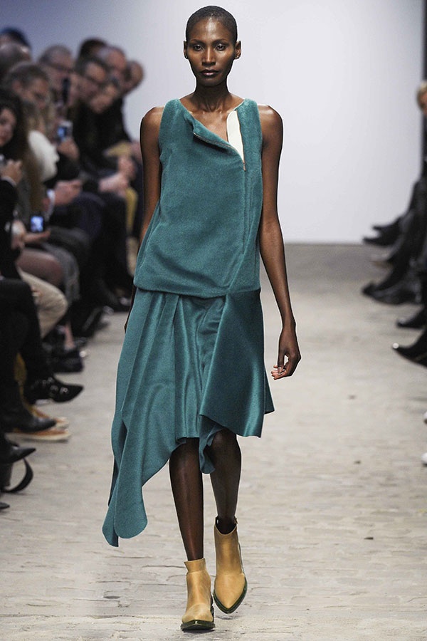 عرض Ilja للأزياء الراقية لربيع وصيف 2015