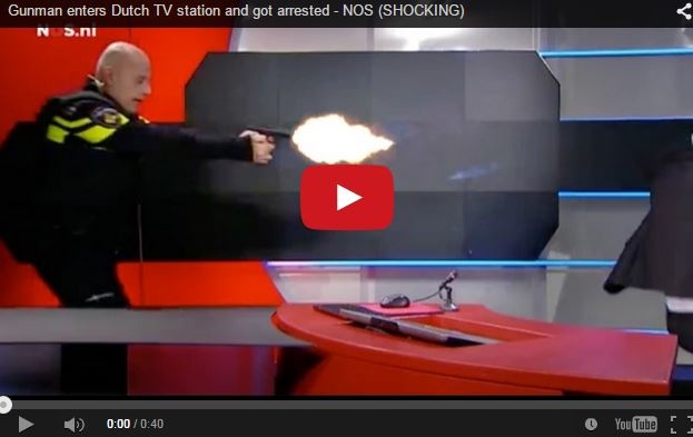 بالفيديو- مسلح يقتحم استوديو الأخبار، فشاهدوا ماذا حصل