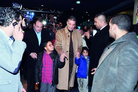 في العرض الخاص لـ«قط وفأر»: محمود حميدة يصطحب أحفاده وأسرة الفيلم تهديه إلى روح فاتن حمامة