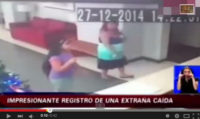 بالفيديو- شبحٌ يعتدي على امرأة! إليكم التفاصيل