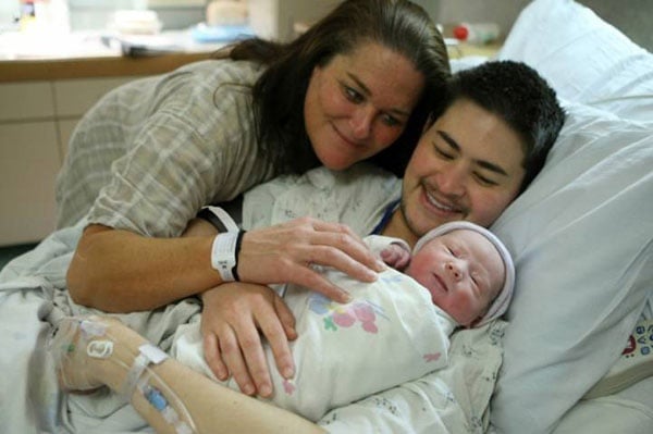 رجل ينجح بالحمل بدل زوجته وينجب 3 مرات !!