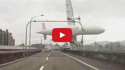 بالفيديو- لحظة سقوط طائرة، هل نجا منها أحد؟