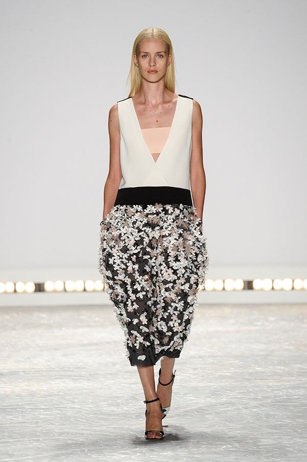 عرض Monique Lhuillier لربيع وصيف 2015