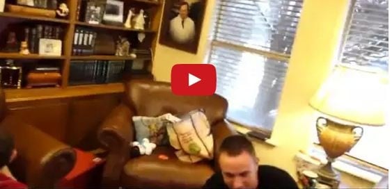 فيديو رائع- زوج يخبر العائلة بحمل زوجته بطريقة مبتكرة