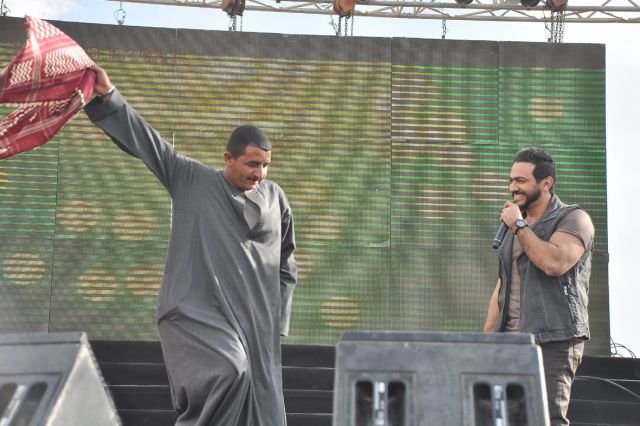 بالصور تامر حسني يرقص صعيدي ويتحدى الإرهاب