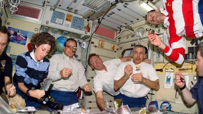 ماذا يأكل رواد الفضاء؟ هل تعرفون؟