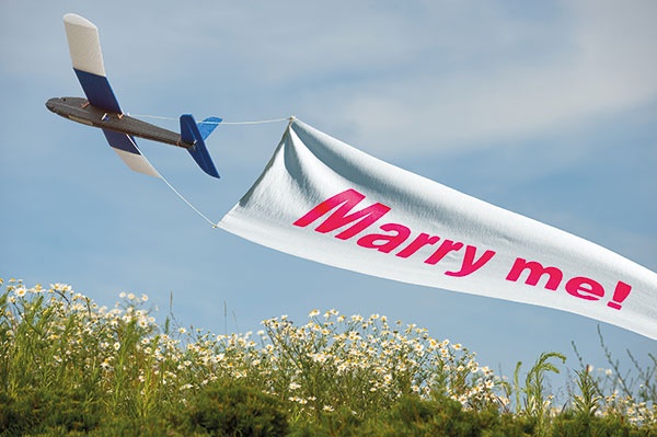 في الشوارع «بوسترات» حب واعتذار وطلبات زواج فضيحة أم رومانسية؟