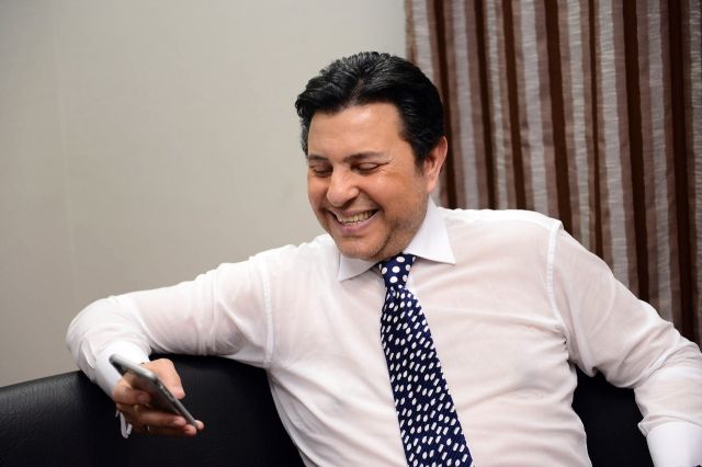 هاني شاكر يتلقى التهاني عبر الهاتف