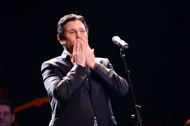 هاني يرسل قبلة الى الجمهور