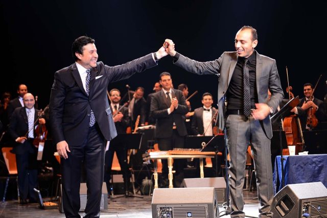 فرحة نجاح الحفل مع قائد الفرقة الموسيقية