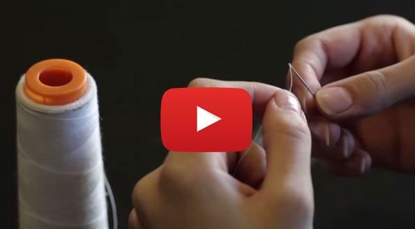 إلى كل سيدات البيوت، إليكن خدعة سحرية لإدخال خيط في ثقب الإبرة بسهولة