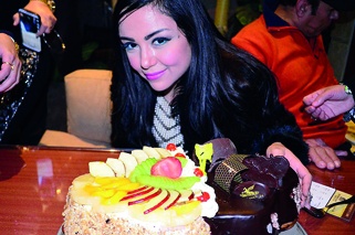 الفنانة إيمان أيوب تحتفل بعيد ميلادها